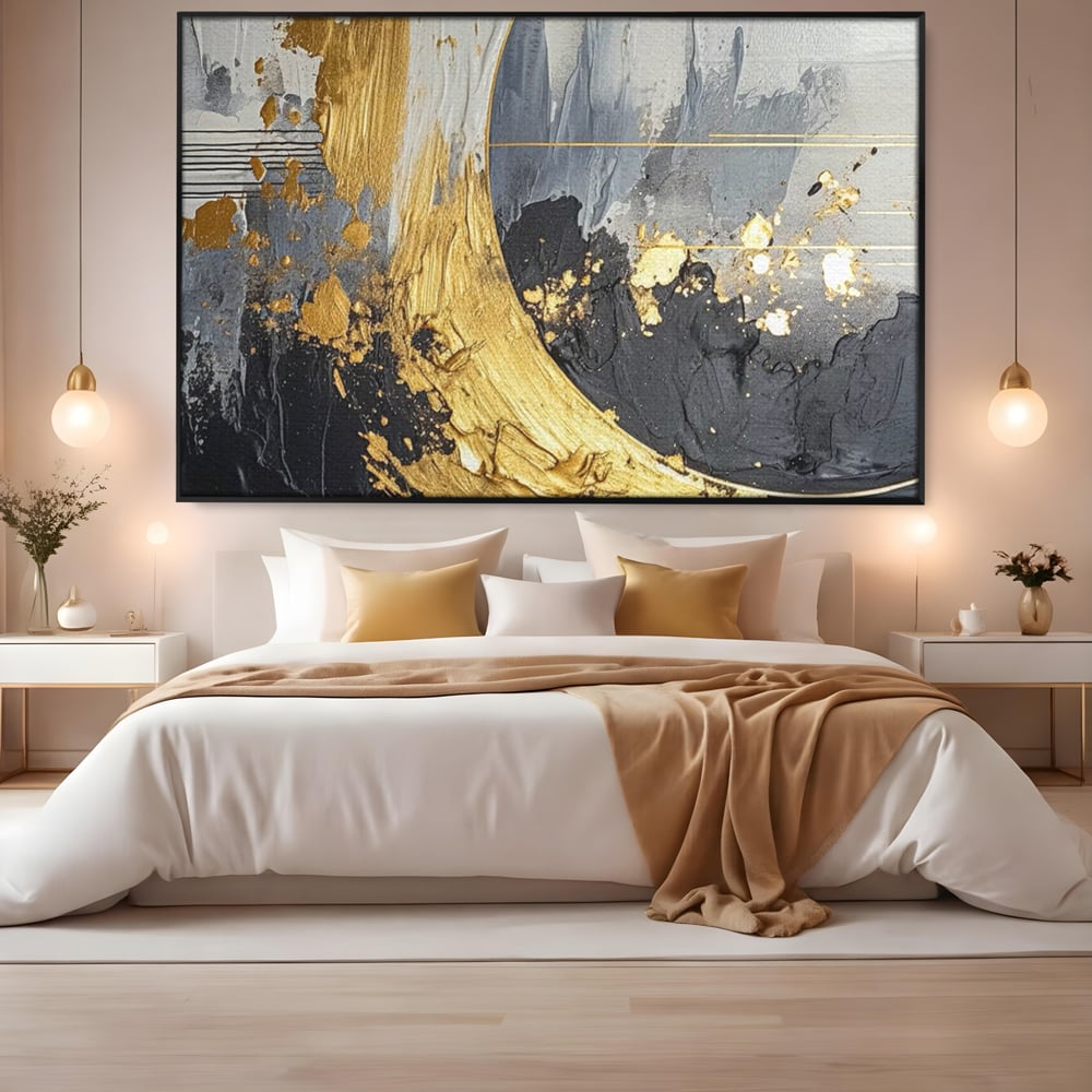 Tablou canvas cu pictura abstracta cu arc aurit si texturi gri, in rama de aluminiu negru, pe perete intr-un dormitor